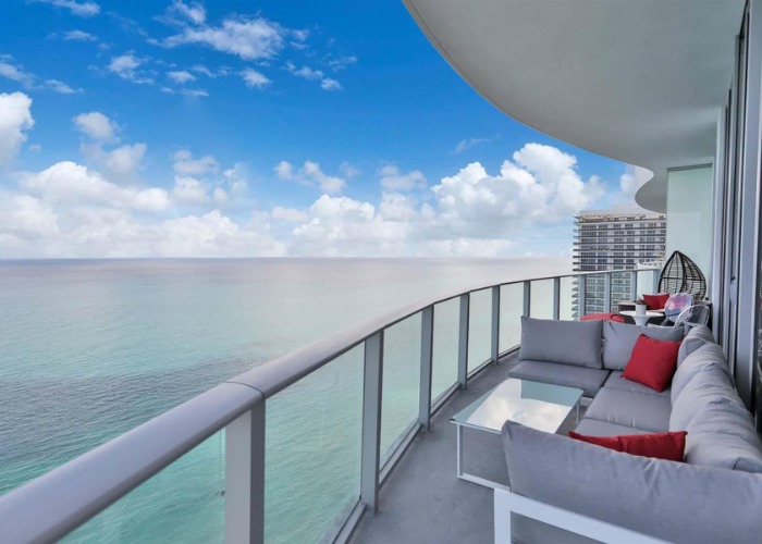 Love A Room With A View? Check Out These Airbnbs