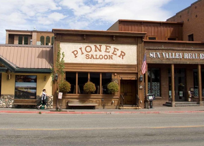 Fun themed restaurants near me