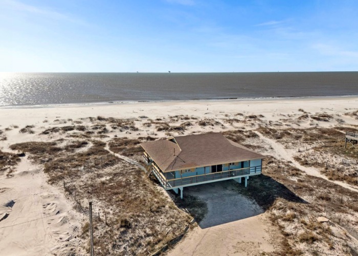 24 Incredible Beach Homes You Can Rent In America