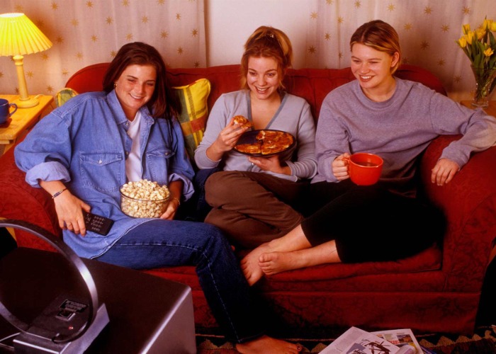 Step back in time with 19 nostalgic photos of 90s home living
