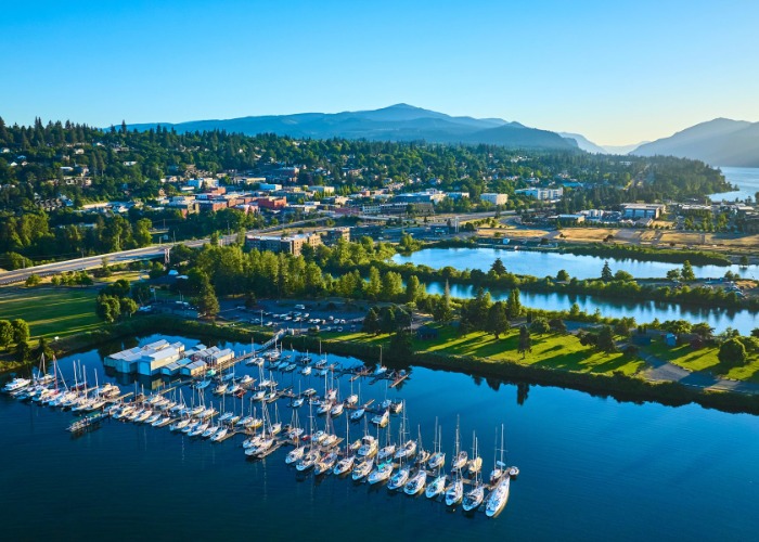 21 stunning US riverside towns