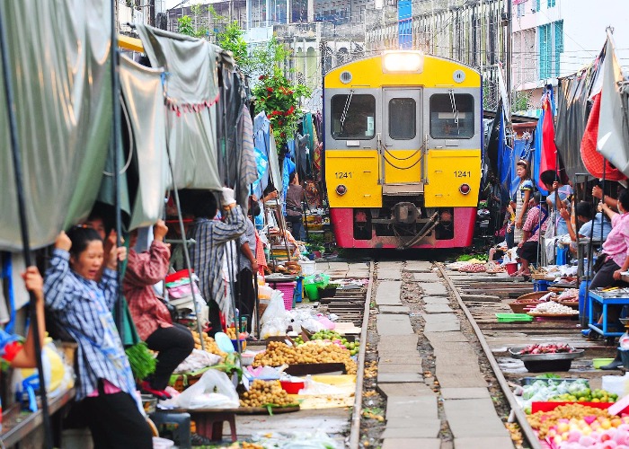 9 Beautiful Train Routes Perfect For A Family Adventure
