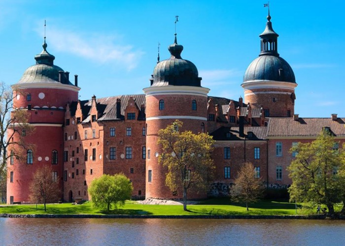 Explore These Lesser-Known Castles In America, Around The Globe