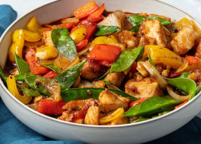 Ken Hom’s stir-fried chicken with peppers recipe 