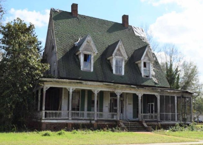 Step Inside The Abandoned Hoarder Homes That Will Give You the CREEPS