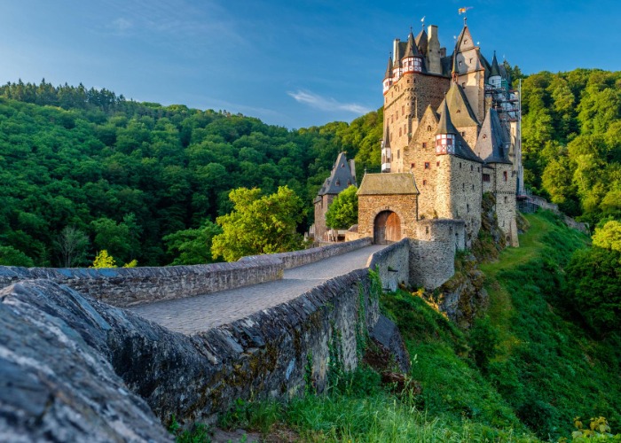 12 famous homes with infamous pasts
