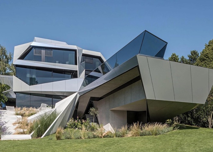 Tour 7 of the most unconventional and creative mansions on the planet