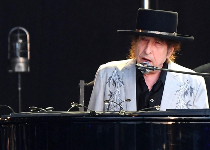 45 older celebrities who refuse to retire
