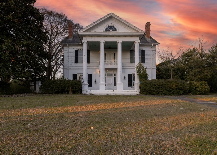 Hawthorne Heights tour this 170yearold abandoned mansion in Union