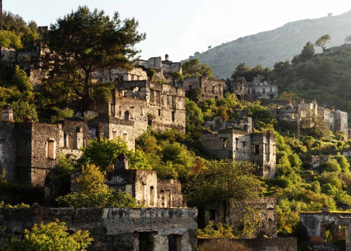 Stunning photos of houses reclaimed by the wild