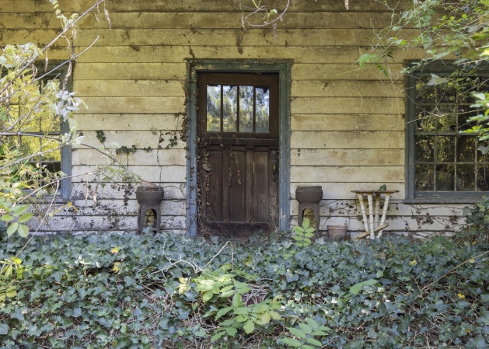 This Eerie Abandoned House Is Hiding a Priceless Secret