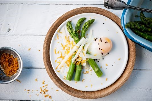 Asparagus with poached duck egg and black olive powder recipe