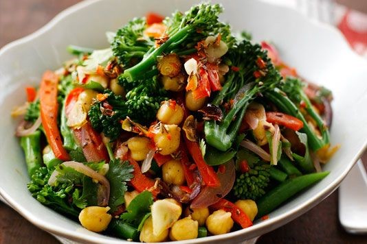 Salad of broccoli and chickpeas recipe