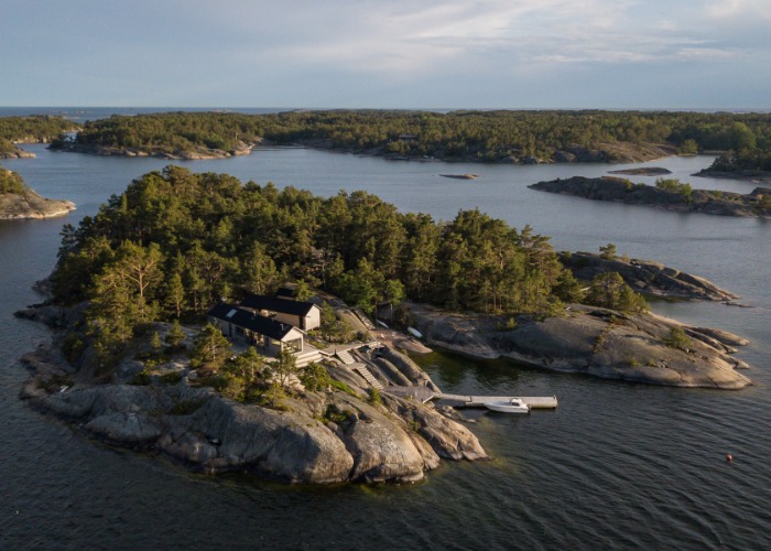 Total Isolation: Couple Build Dream Home on Island Found on Google Maps
