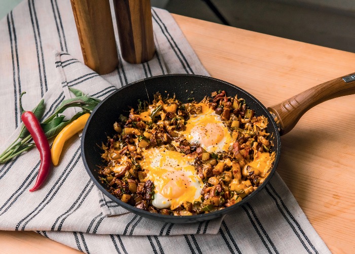 Crispy potato hash with bacon and runny eggs recipe from KWOOWK