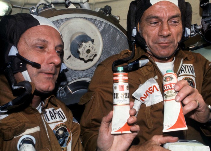 27 surprising snacks astronauts eat in space