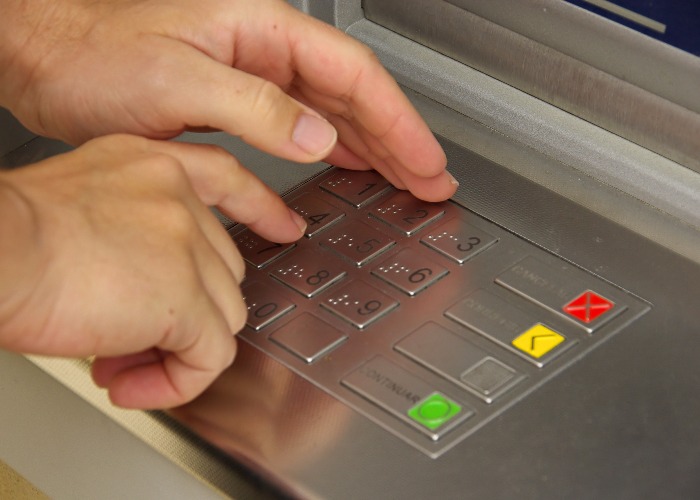 Tampered ATMs: police warn that an old scam is making a comeback
