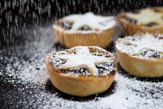 https://loveincorporated.blob.core.windows.net/contentimages/main/christmas-mince-pies-with-icing-sugar.jpg