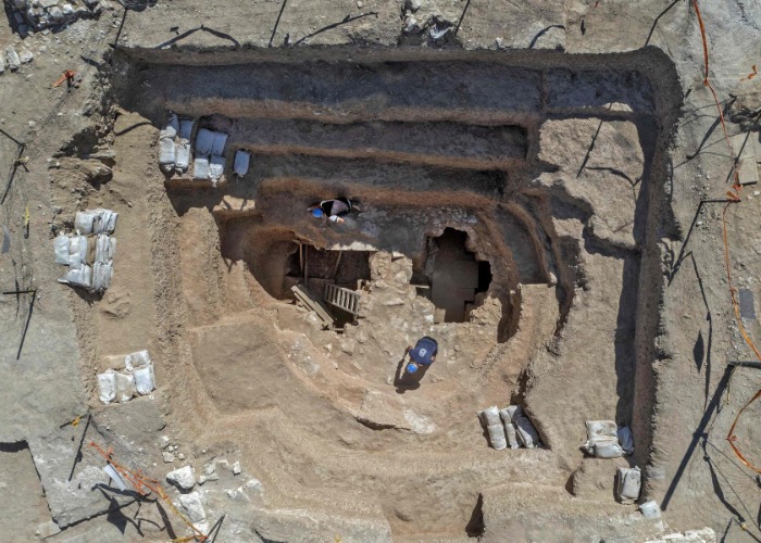 Inside The 1,200 Year Old LUXURY Mansion Found In The Desert