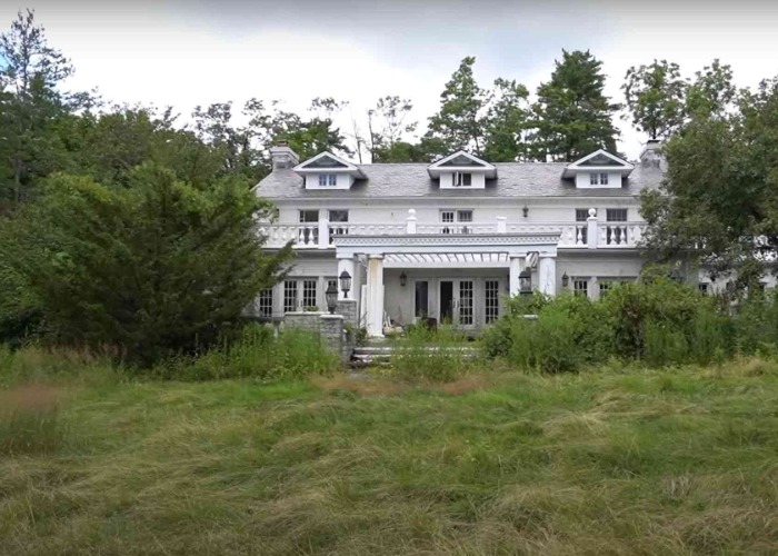 Inside The Abandoned Gotti Mafia Mansion Untouched Since FBI Raid ...