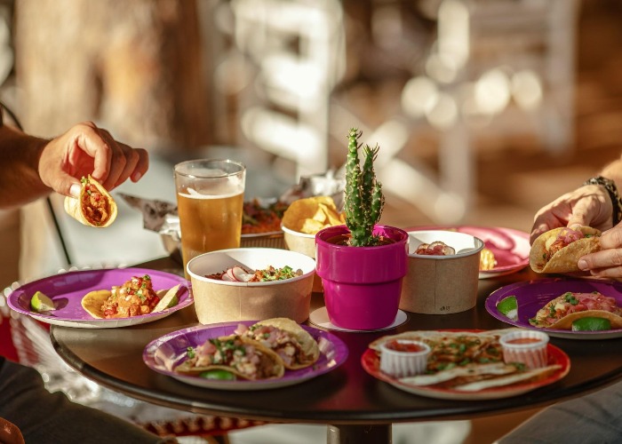 24 Fettnäpfchen beim Essen im Ausland, die Sie vermeiden sollten