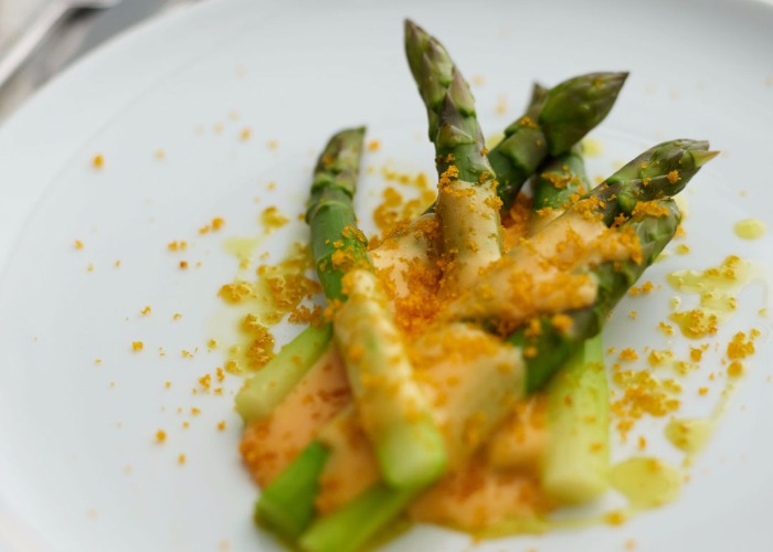 Asparagus with hollandaise and bottarga recipe 