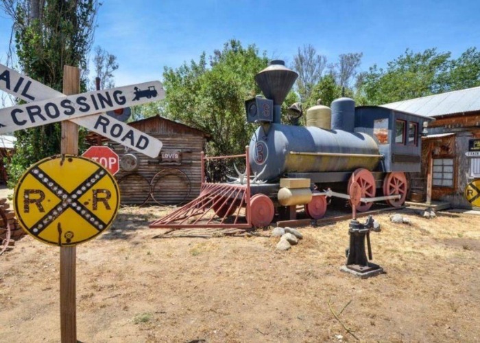 10 Incredible US Homes Boasting Their Own Tiny Towns