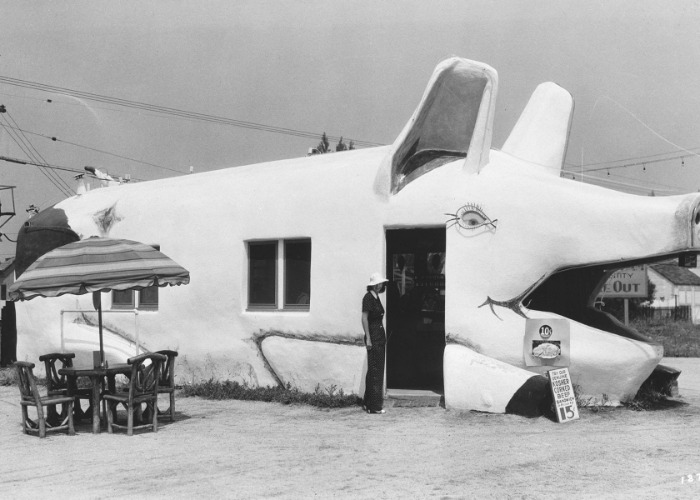 Vintage photos of bizarre roadside buildings in America