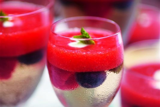 White wine jelly with fruits of the forest recipe