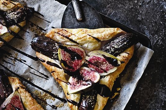 Fig and date tart with cumin-chocolate syrup recipe