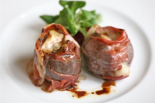 Stuffed figs with blue cheese and air-dried ham recipe