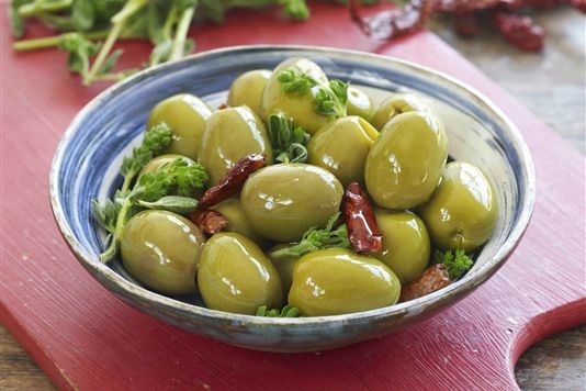 Olives marinated in oregano and chillies recipe