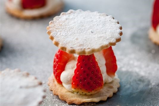 Vanilla sable with strawberry and vanilla cream recipe