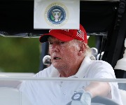 So wird Trump von seinen Mitarbeitern aufgemuntert – und dafür gibt er sein Geld aus